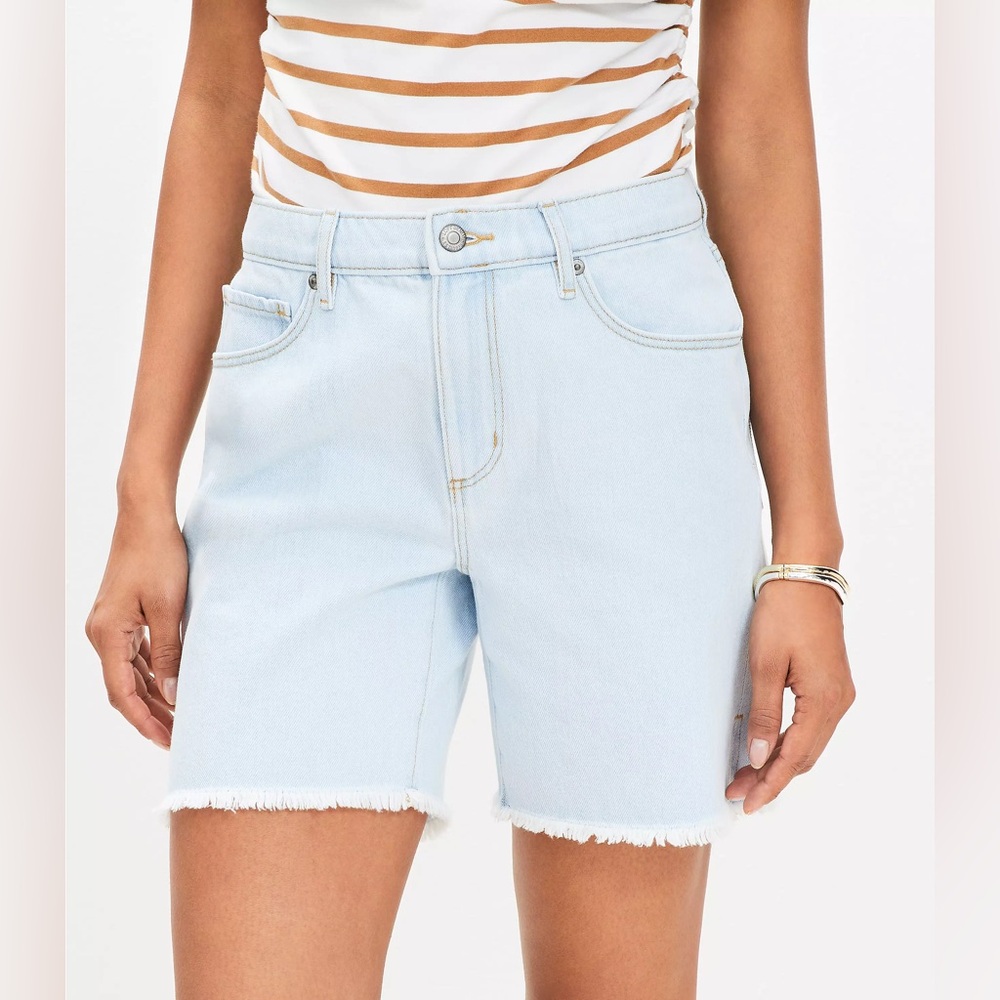 EUC Loft Vented Frayed Boyfriend Light Blue Denim Shorts in Size 25/0
